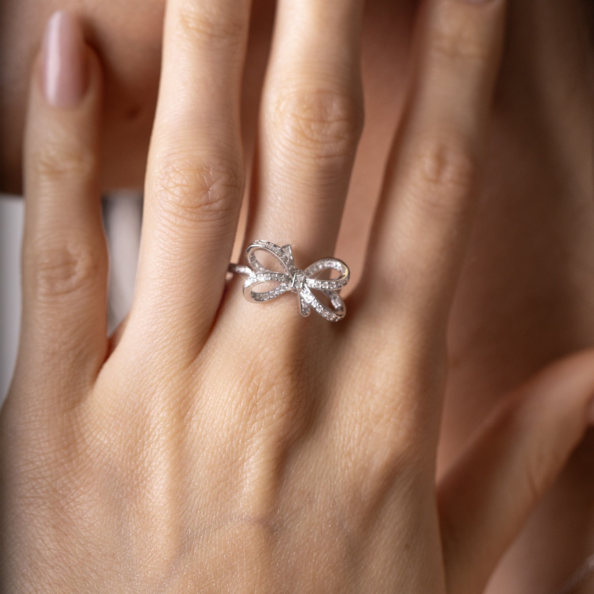 Pierścionek Diamond Bow Białe Złoto Kokardka S925